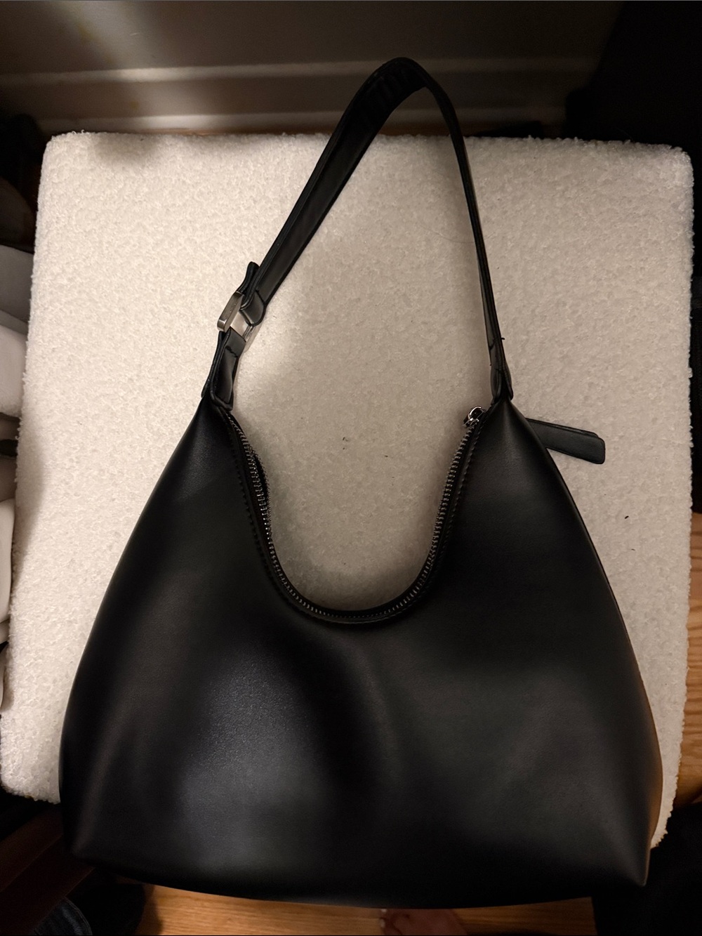 Classic Black Leather Shoulder Bag - Sleek Everyday Tote